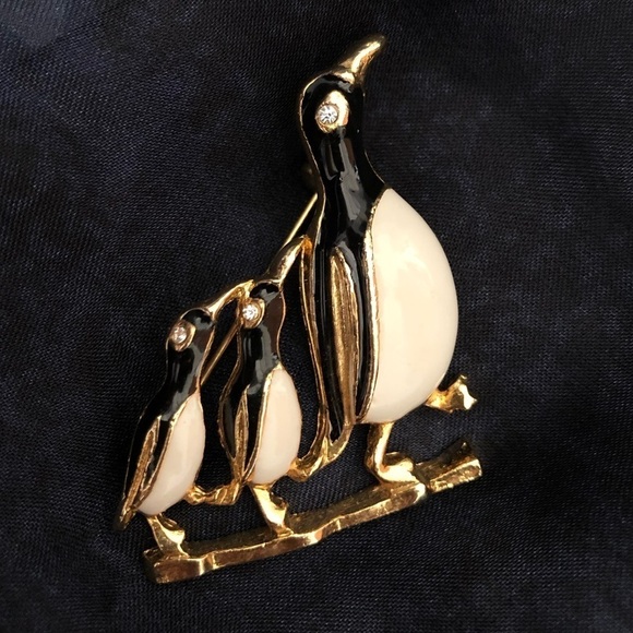 Vintage Penguins marching Brooch Goldtone enamel rhinestones - Picture 2 of 3